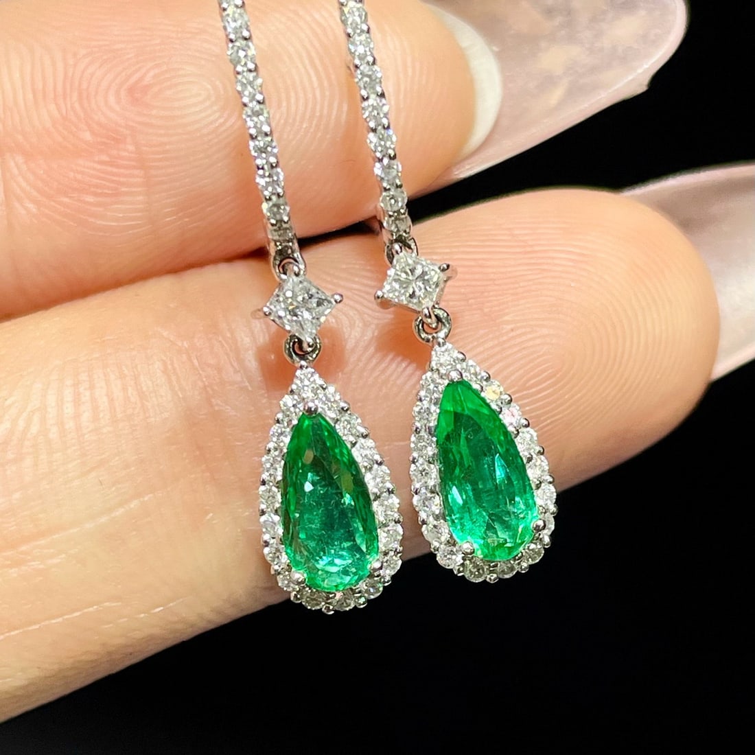 14k Gold 1.40 Ctw Vivid Green Natural Emerald & Diamond Earrings: Ref:231164434 // gold content:14k gold // main gemstone:emerald // shape:pear // carat weight:1. 0ct // color:vivid green // treatment:natural // // adjacent gemstone 2 : diamond // shape:round // car