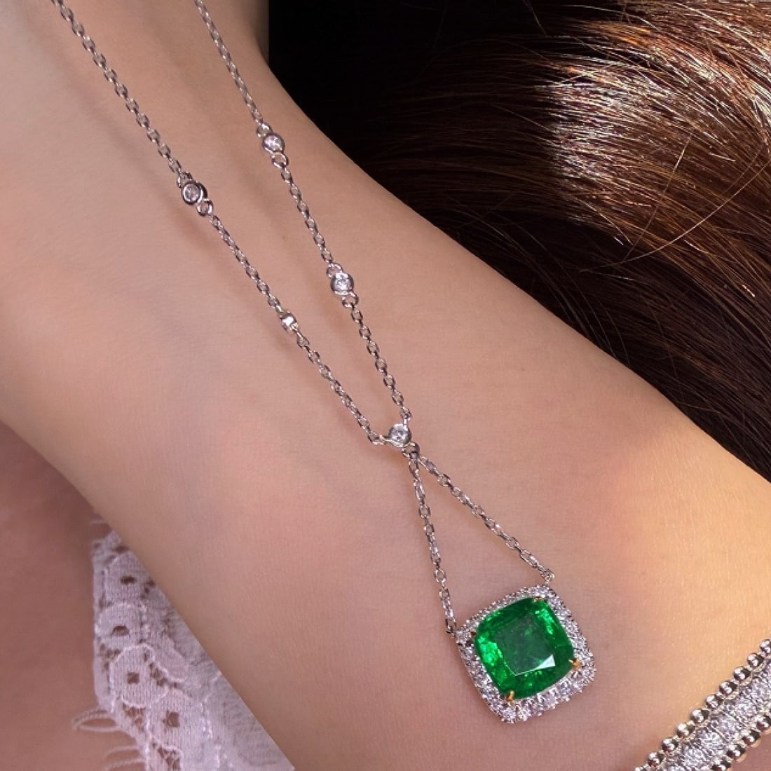 14k Gold 1.8 Ct Natural Emerald & Diamond Necklace: Ref:231164436 // gold content:14k gold // main gemstone:emerald // shape:cushion // carat weight:1. 8ct // color:green // treatment:natural // // adjacent gemstone 2 : diamond // shape:round //