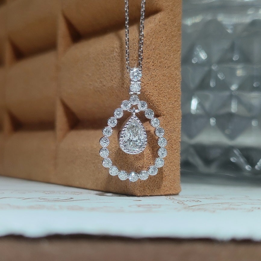 Gia Certified 14k Gold 0.3 Ct Natural G Si1 Pear Diamond Necklace: Ref:231164448 // gold content:14k gold // main gemstone:diamond // certified:gia // shape:pear // carat weight:0. 3ct // clarity grade:si1 // color:g // treatment:natural // // adjacent gemstone 2 : d