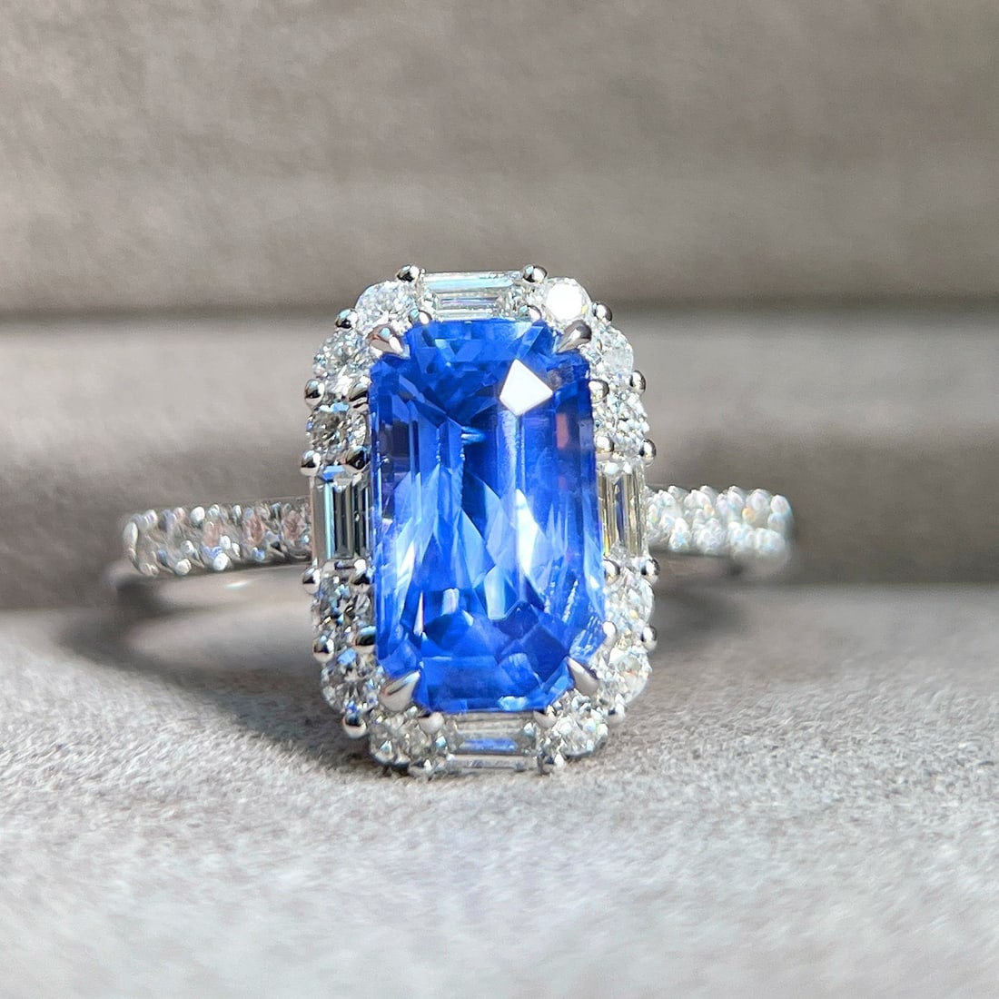 14k Gold 3.68 Ctw Natural Sapphire & Diamond Ring: Ref:231152351 // gold content:14k gold // ring size:7. 25us // // main gemstone:sapphire // shape:octagonal // carat weight:3. 10ct // color:blue // treatment:natural // // adjacent gemstone 2 : diamo