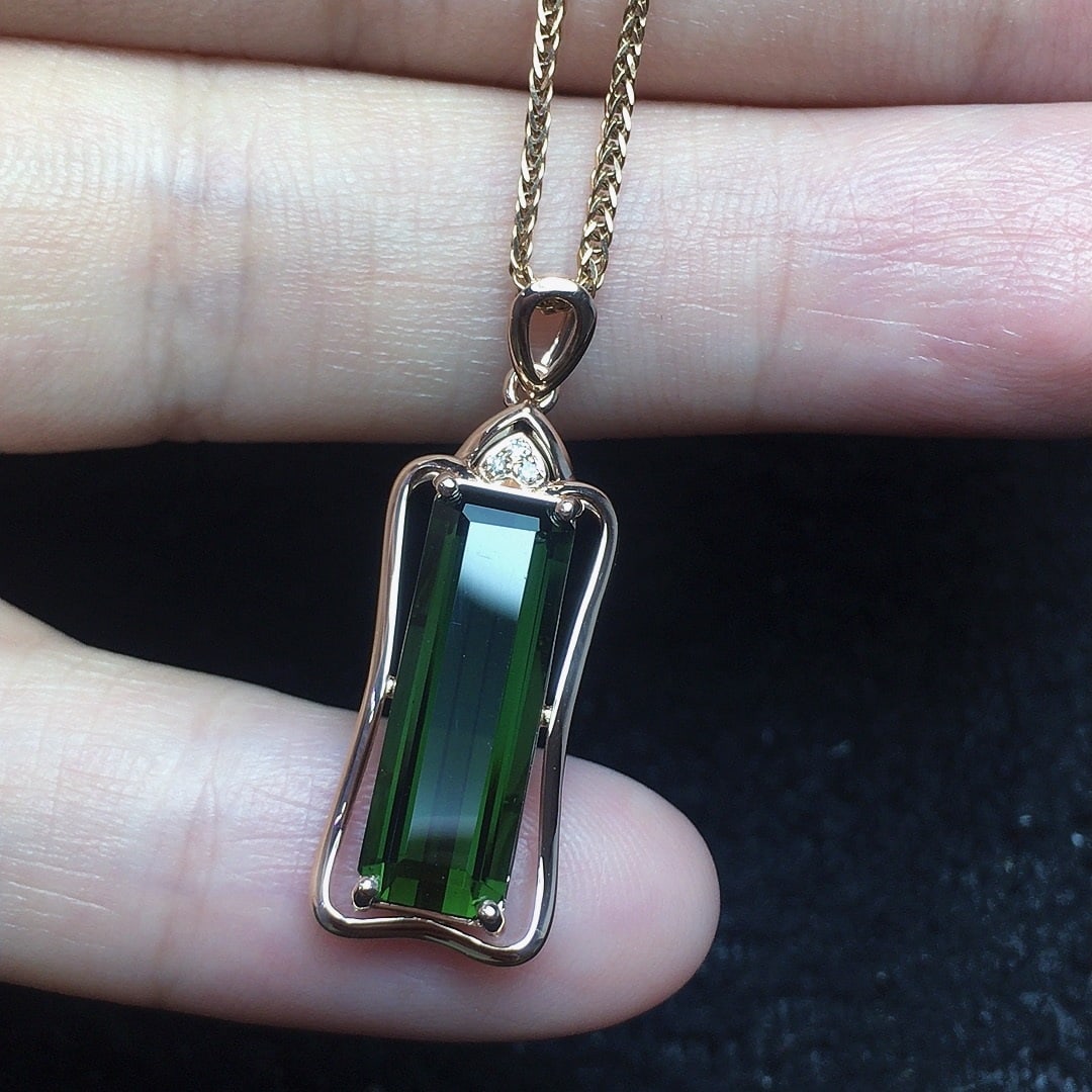 14k Gold 3.02 Ct Natural Tourmaline & Diamond Pendant( Without Chain ): Ref:231152422 // gold content:14k gold // main gemstone:tourmaline // shape:octagonal // carat weight:3. 02ct // color:green // treatment:natural // // adjacent gemstone 2 : diamond // number of