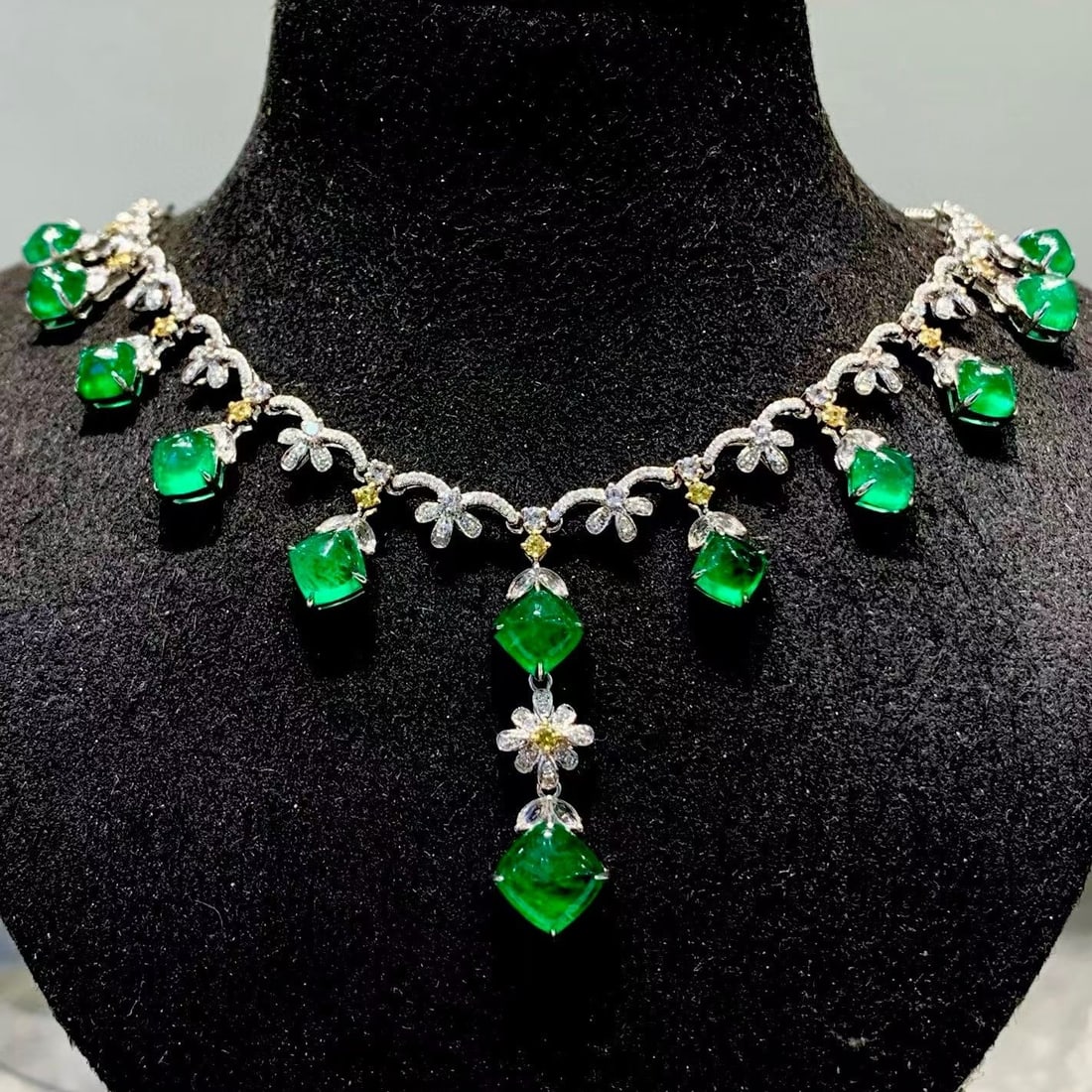 14k Gold 9.3 Ct Vivid Green Natural Emerald & Diamond Necklace (1 of 6)