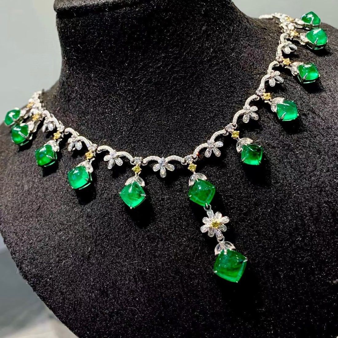 14k Gold 9.3 Ct Vivid Green Natural Emerald & Diamond Necklace - 2