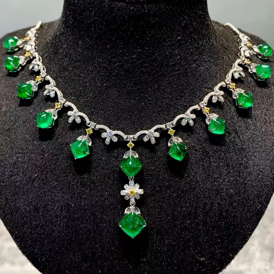 14k Gold 9.3 Ct Vivid Green Natural Emerald & Diamond Necklace - 3