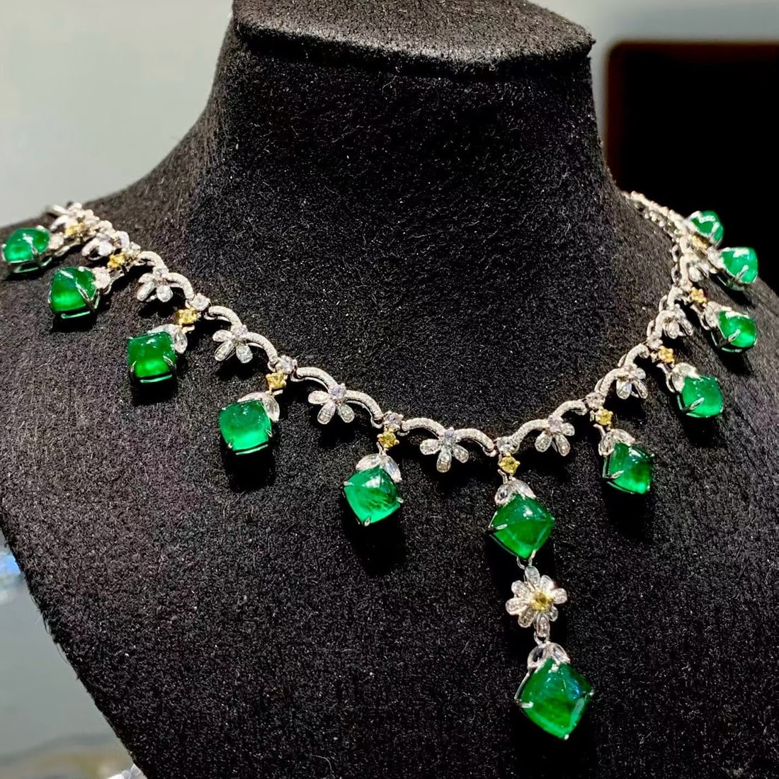 14k Gold 9.3 Ct Vivid Green Natural Emerald & Diamond Necklace - 5