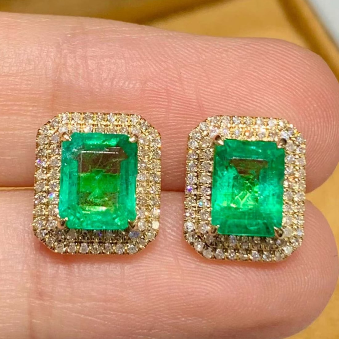 14k Gold 2.4 Ct Natural Emerald & Diamond Earrings: Ref:231165030 // gold content:14k gold // main gemstone:emerald // shape:octagonal // carat weight:2. 4ct // color:green // treatment:natural // // adjacent gemstone 2 : diamond // shape:round //