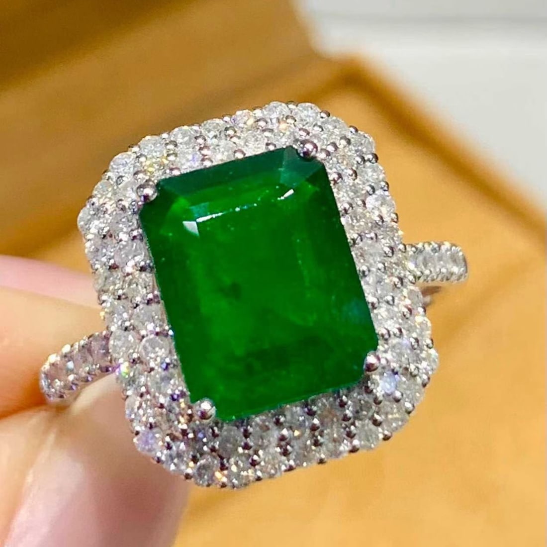 14k Gold 2.08 Ct Vivid Green Natural Emerald & Diamond Ring: Ref:231165031 // gold content:14k gold // ring size:7. 25us // // main gemstone:emerald // shape:octagonal // carat weight:2. 08ct // color:vivid green // treatment:natural // // adjacent gemstone 2 :