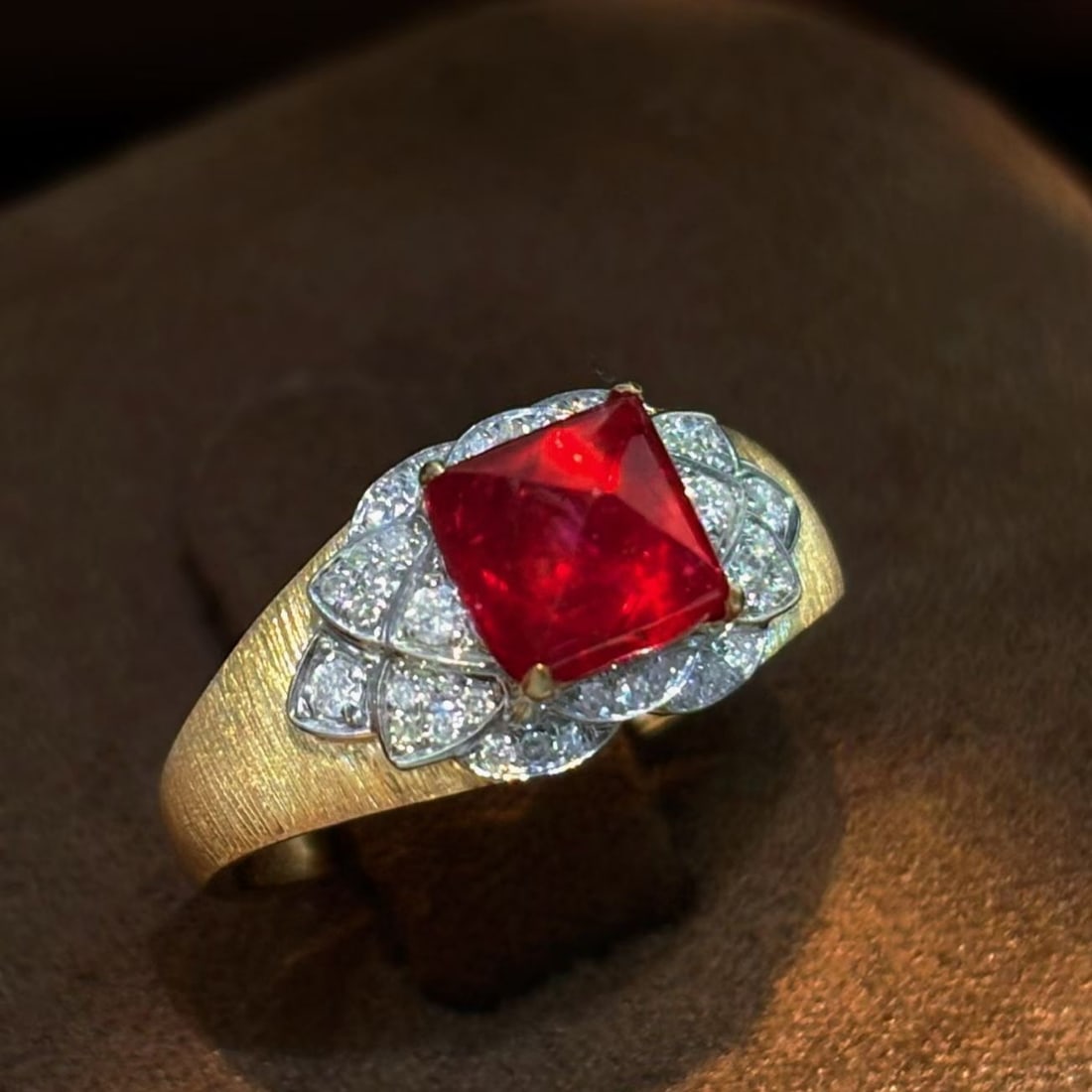14k Gold 1.85 Ct Natural Spinel & Diamond Ring: Ref:231165063 // gold content:14k gold // ring size:7. 25us // // main gemstone:spinel // shape:sugar-loaf // carat weight:1. 85ct // color:red // treatment:natural // // adjacent gemstone 2 :