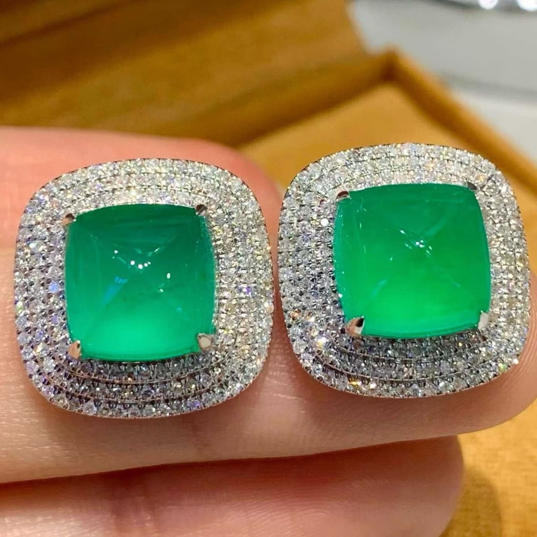 14k Gold 6.5 Ct Natural Emerald & Diamond Earrings: Ref:231165074 // gold content:14k gold // main gemstone:emerald // shape:sugar-loaf // carat weight:6. 5ct // color:green // treatment:natural // // adjacent gemstone 2 : diamond // shape:round // cla