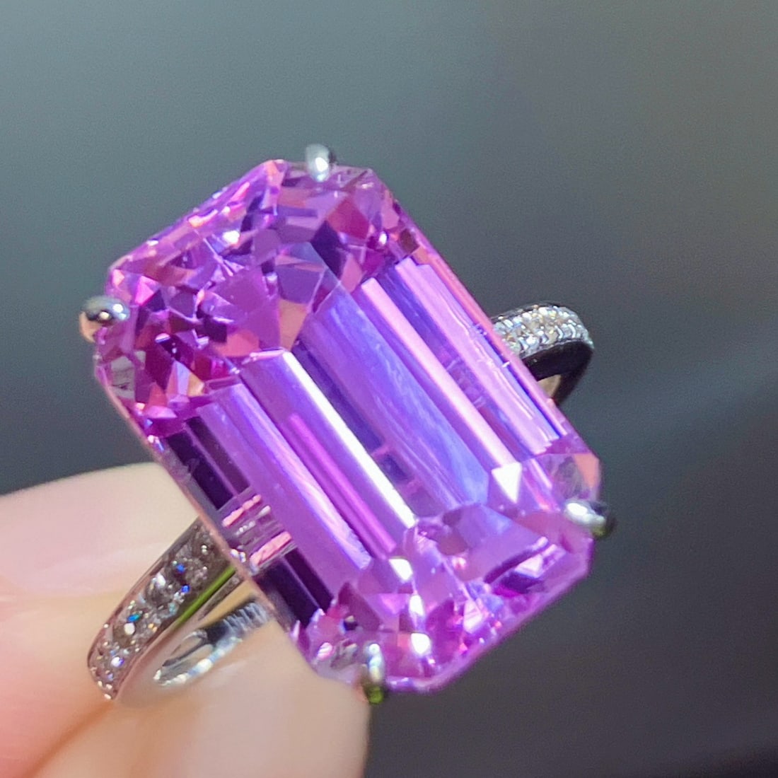 14k Gold 11.70 Ctw Natural Kunzite & Diamond Ring: Ref:231165103 // gold content:14k gold // ring size:7. 25us // // main gemstone:kunzite // shape:octagonal // carat weight:11. 56ct // color:purple // treatment:natural // // adjacent gemstone 2 :