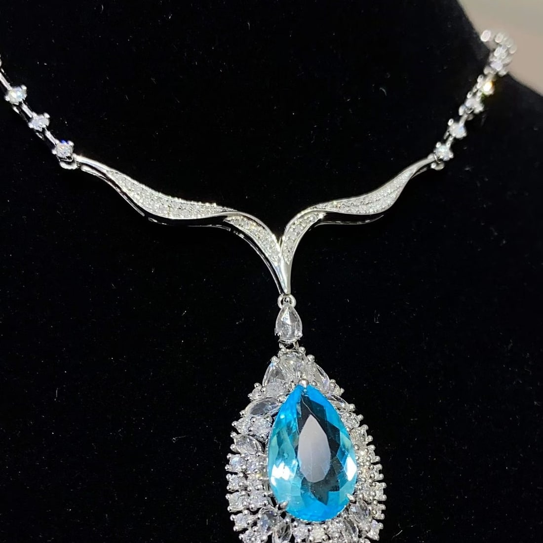 14k Gold 2.91 Ctw Natural Paraiba Tourmaline & Diamond Necklace: Ref:231165107 // gold content:14k gold // main gemstone:paraiba tourmaline // shape:pear // carat weight:2. 46ct // color:blue // treatment:natural // // adjacent gemstone 2 : diamond // shape:round /