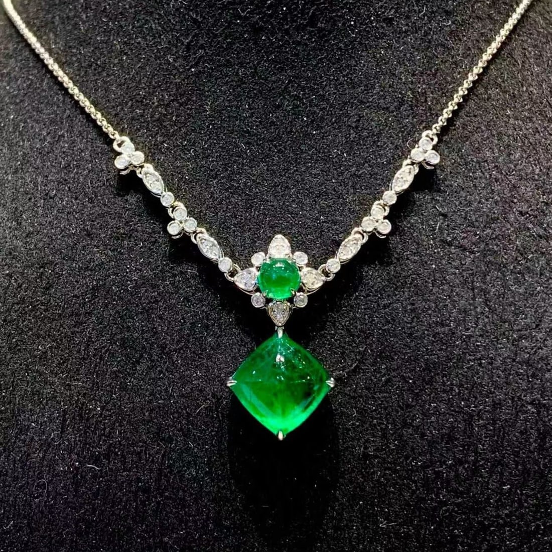 14k Gold 3.8 Ct Natural Emerald & Diamond Necklace: Ref:231165127 // gold content:14k gold // main gemstone:emerald // shape:sugar-loaf // carat weight:3. 8ct // color:green // treatment:natural // // adjacent gemstone 2 : diamond // shape:round //