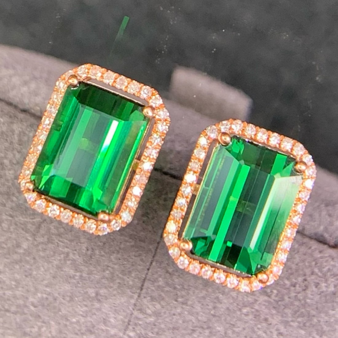 14k Gold 3.6 Ct Natural Tourmaline & Diamond Earrings: Ref:231165154 // gold content:14k gold // main gemstone:tourmaline // shape:octagonal // carat weight:3. 6ct // color:green // treatment:natural // // adjacent gemstone 2 : diamond // shape:round //