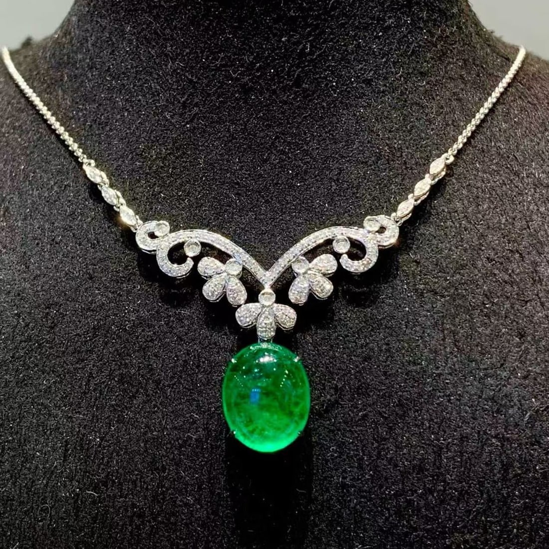 14k Gold 6.6 Ct Natural Emerald & Diamond Necklace: Ref:231165169 // gold content:14k gold // main gemstone:emerald // shape:oval // carat weight:6. 6ct // color:green // treatment:natural // // adjacent gemstone 2 : diamond // shape:round // clarity g