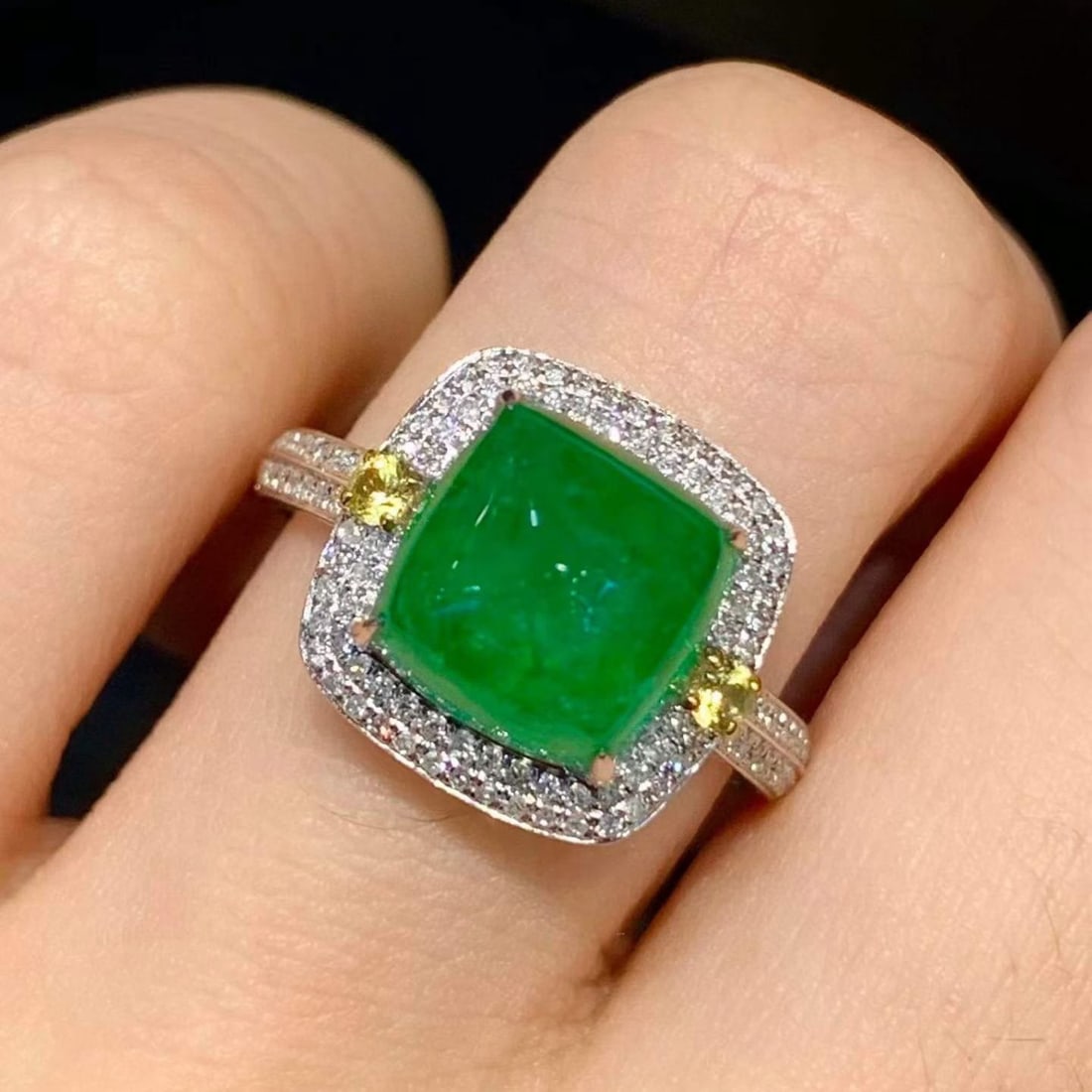 14k Gold 3.9 Ct Natural Emerald & Diamond Ring: Ref:231165175 // gold content:14k gold // ring size:7. 25us // // main gemstone:emerald // shape:sugar-loaf // carat weight:3. 9ct // color:green // treatment:natural // // adjacent gemstone 2 : diamo