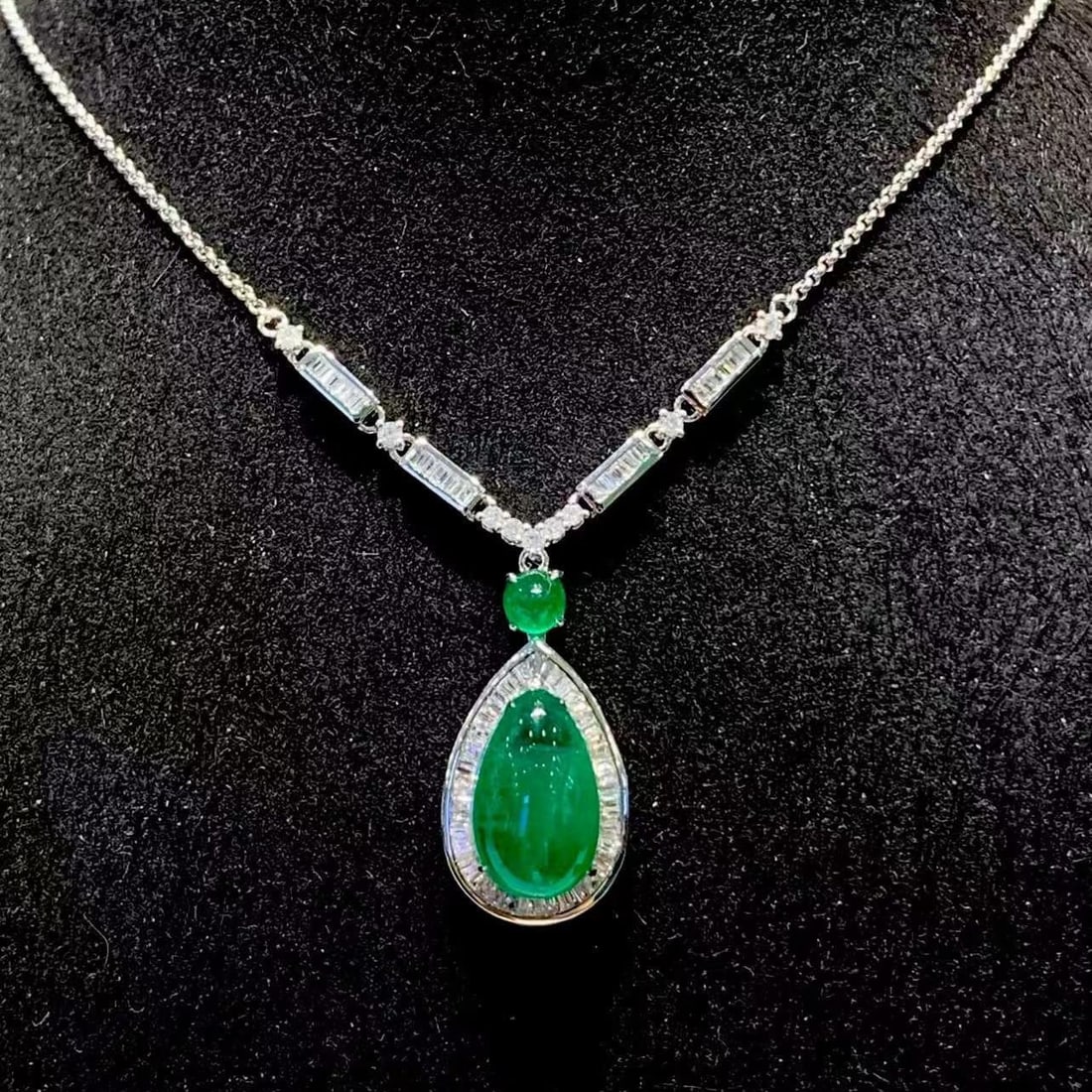 14k Gold 3.3 Ct Natural Emerald & Diamond Necklace: Ref:231165216 // gold content:14k gold // main gemstone:emerald // shape:pear // carat weight:3. 3ct // color:green // treatment:natural // // adjacent gemstone 2 : diamond // shape:multiple // clarit
