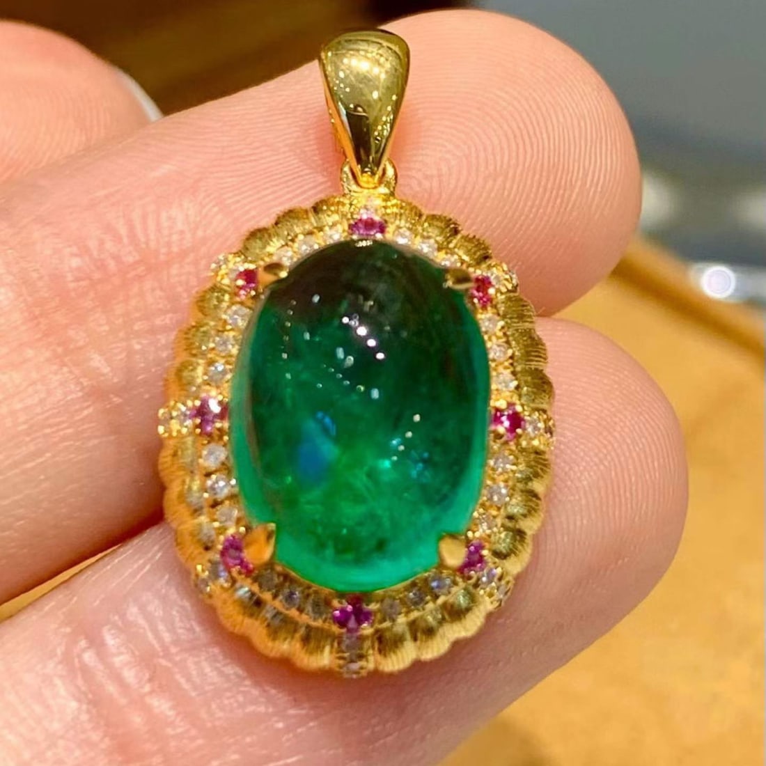 14k Gold 4.65 Ct Natural Emerald & Diamond Pendant( Without Chain ): Ref:231165221 // gold content:14k gold // main gemstone:emerald // shape:oval // carat weight:4. 65ct // color:green // treatment:natural // // adjacent gemstone 2 : diamond // shape:round // clarity