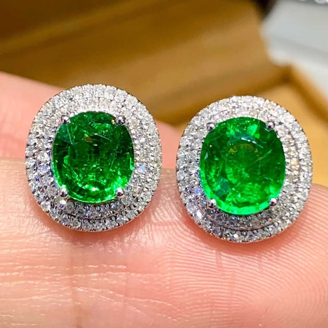 14k Gold 2.6 Ct Natural Tsavorite & Diamond Earrings: Ref:231165251 // gold content:14k gold // main gemstone:tsavorite // shape:oval // carat weight:2. 6ct // color:green // treatment:natural // // adjacent gemstone 2 : diamond // shape:round //