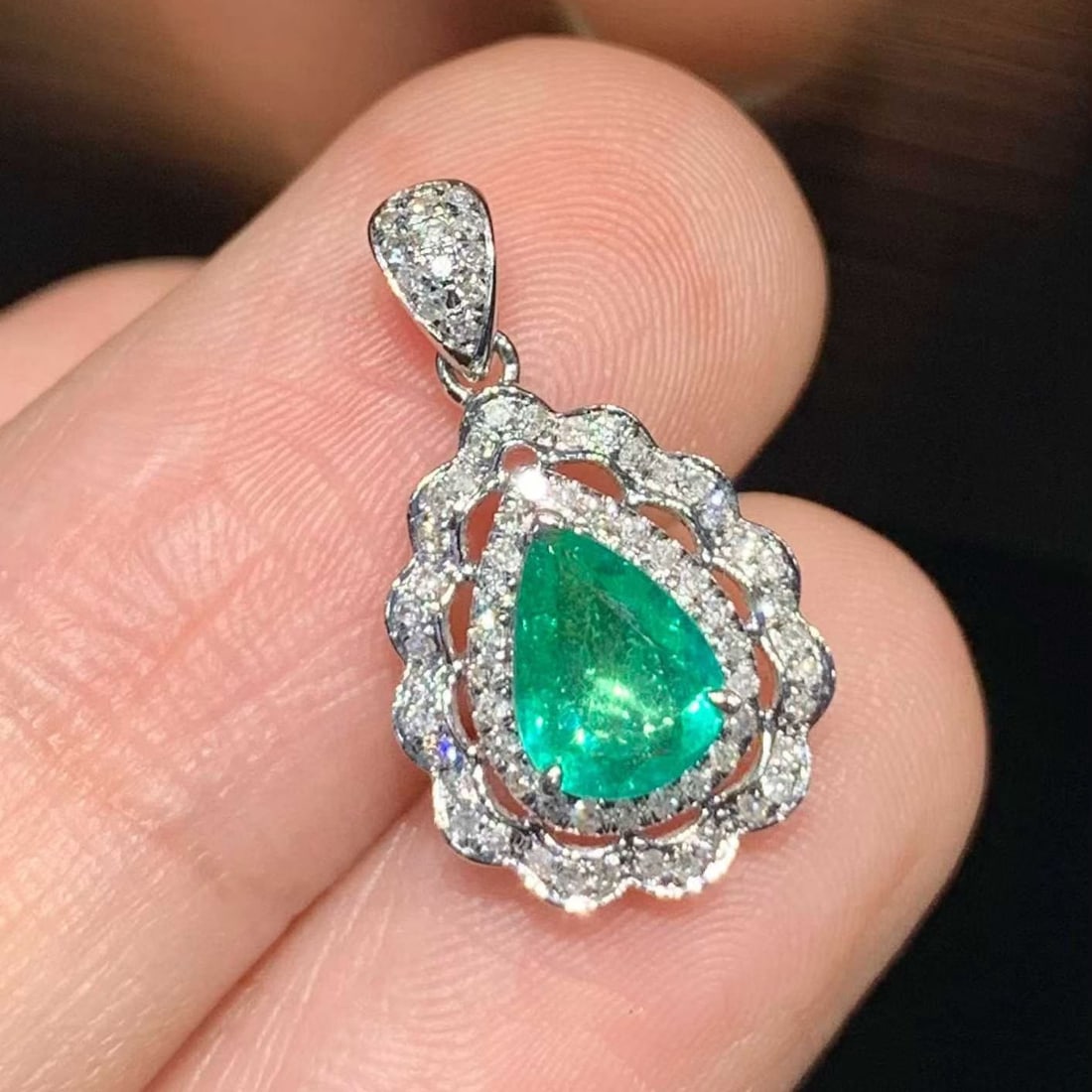 14k Gold 1.02 Ct Natural Emerald & Diamond Pendant( Without Chain ): Ref:231165252 // gold content:14k gold // main gemstone:emerald // shape:pear // carat weight:1. 02ct // color:green // treatment:natural // // adjacent gemstone 2 : diamond // shape:round // clarity