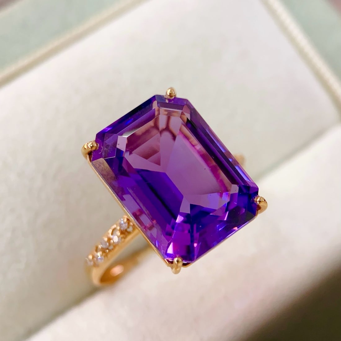14k Gold 7.95 Ctw Natural Amethyst & Diamond Ring: Ref:231166021 // gold content:14k gold // ring size:7. 25us // // main gemstone:amethyst // shape:octagonal // carat weight:7. 9ct // color:purple // treatment:natural // // adjacent gemstone 2 :