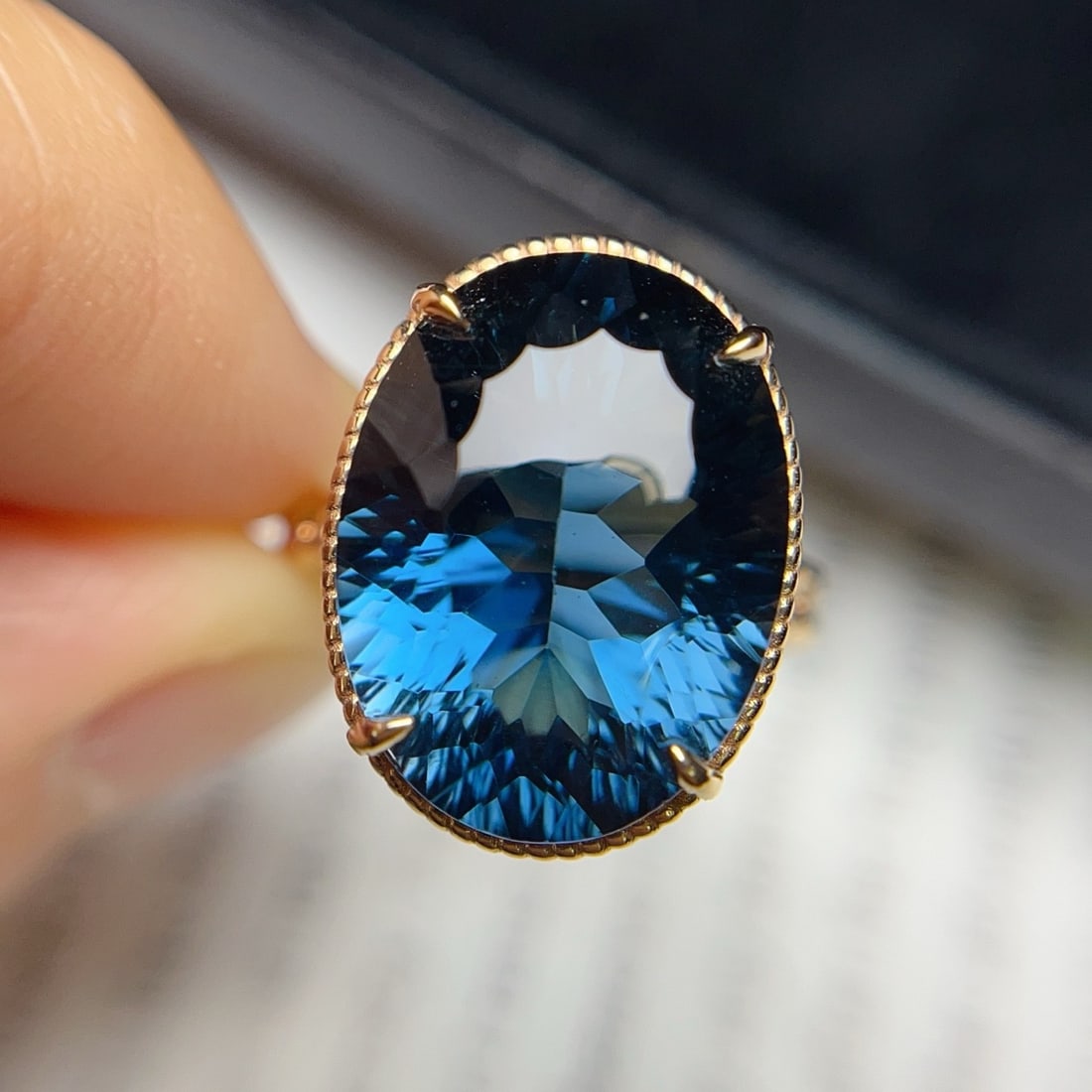14k Gold 13.00 Ct Natural Topaz Ring - 4