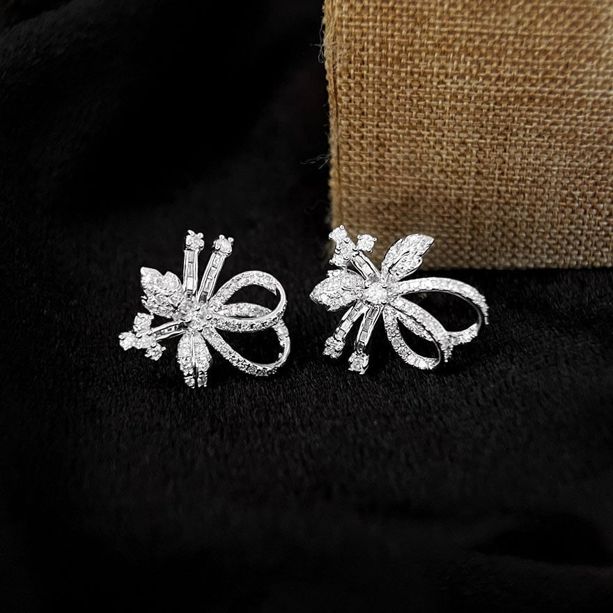14k Gold 0.96 Ct Natural H Diamond Earrings: Ref:231166046 // gold content:14k gold // main gemstone:diamond // shape:multiple // carat weight:0. 96ct // clarity grade:vs-si // color:h // treatment:natural // High Estimate: 5300 Low Estimate: