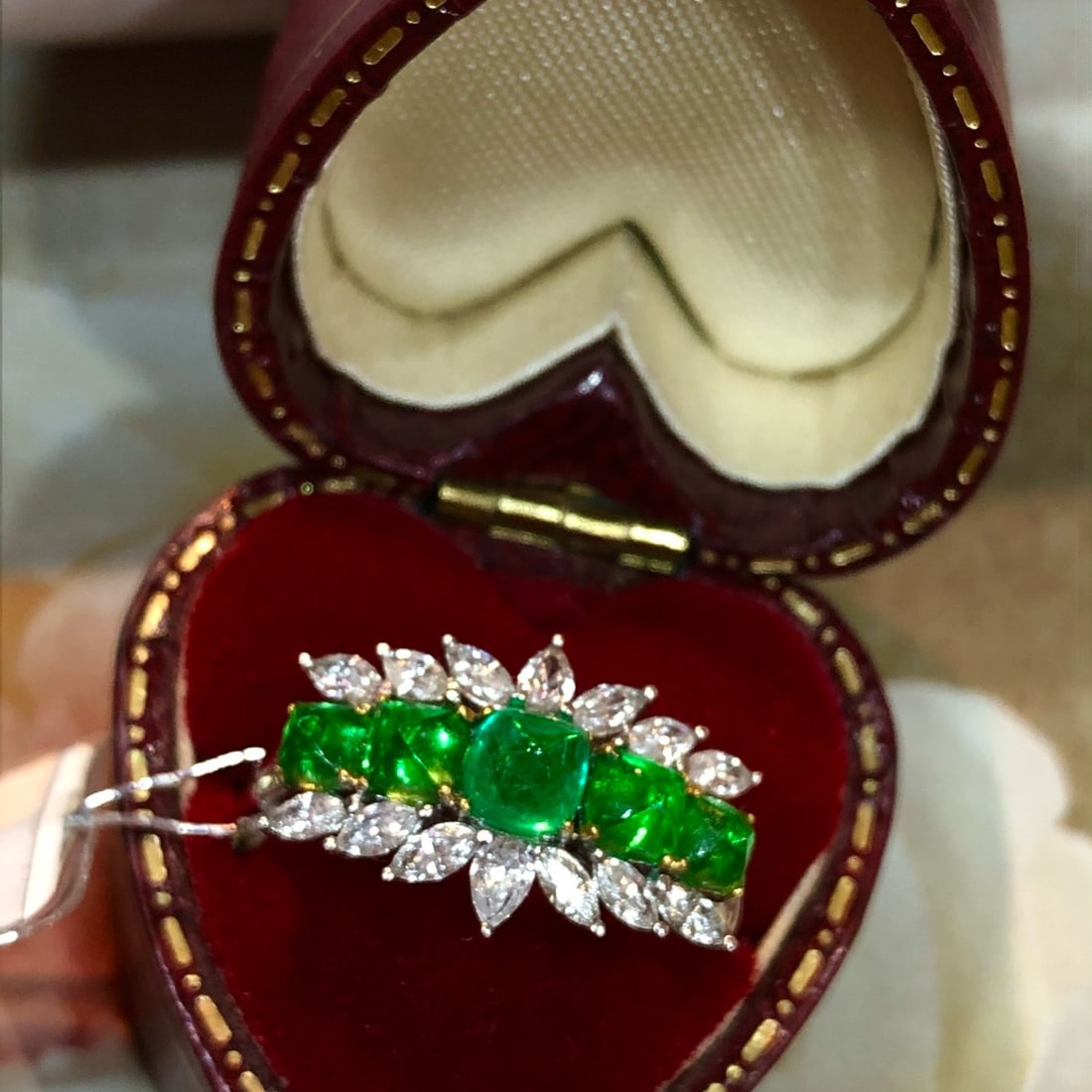 14k Gold 2.32 Ctw Vivid Green Natural Emerald & Diamond Ring: Ref:231166053 // gold content:14k gold // ring size:7. 25us // // main gemstone:emerald // shape:sugar-loaf // carat weight:1. 52ct // color:vivid green // treatment:natural // // adjacent gemstone 2