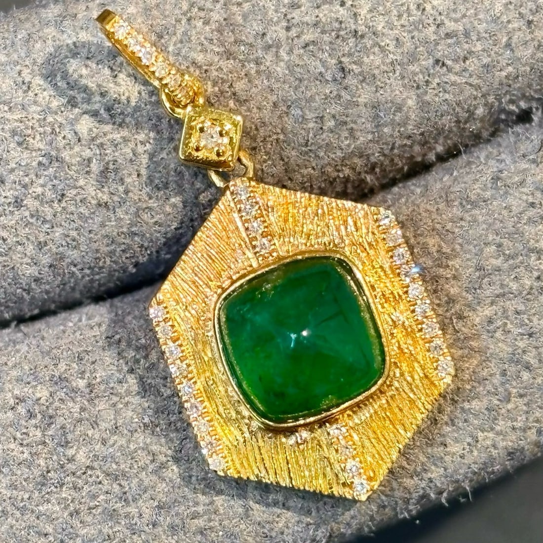 14k Gold 1.2 Ct Vivid Green Natural Emerald & Diamond Pendant( Without Chain ): Ref:231166055 // gold content:14k gold // main gemstone:emerald // shape:sugar-loaf // carat weight:1. 2ct // color:vivid green // treatment:natural // // adjacent gemstone 2 : diamond // shape:round