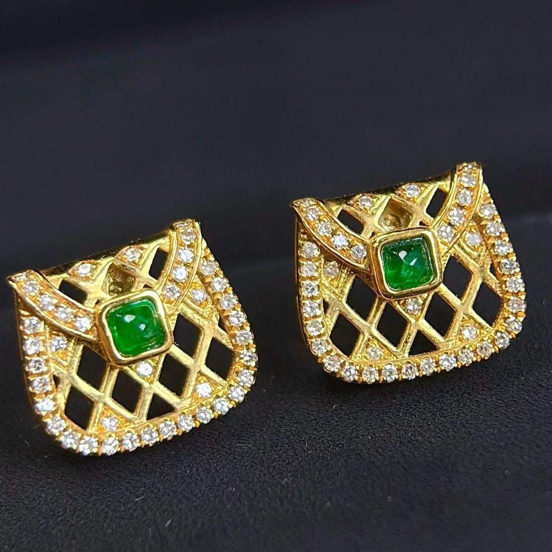 14k Gold 0.48 Ctw Vivid Green Natural Emerald & Diamond Earrings: Ref:231166061 // gold content:14k gold // main gemstone:emerald // shape:sugar-loaf // carat weight:0. 2ct // color:vivid green // treatment:natural // // adjacent gemstone 2 : diamond // shape:round
