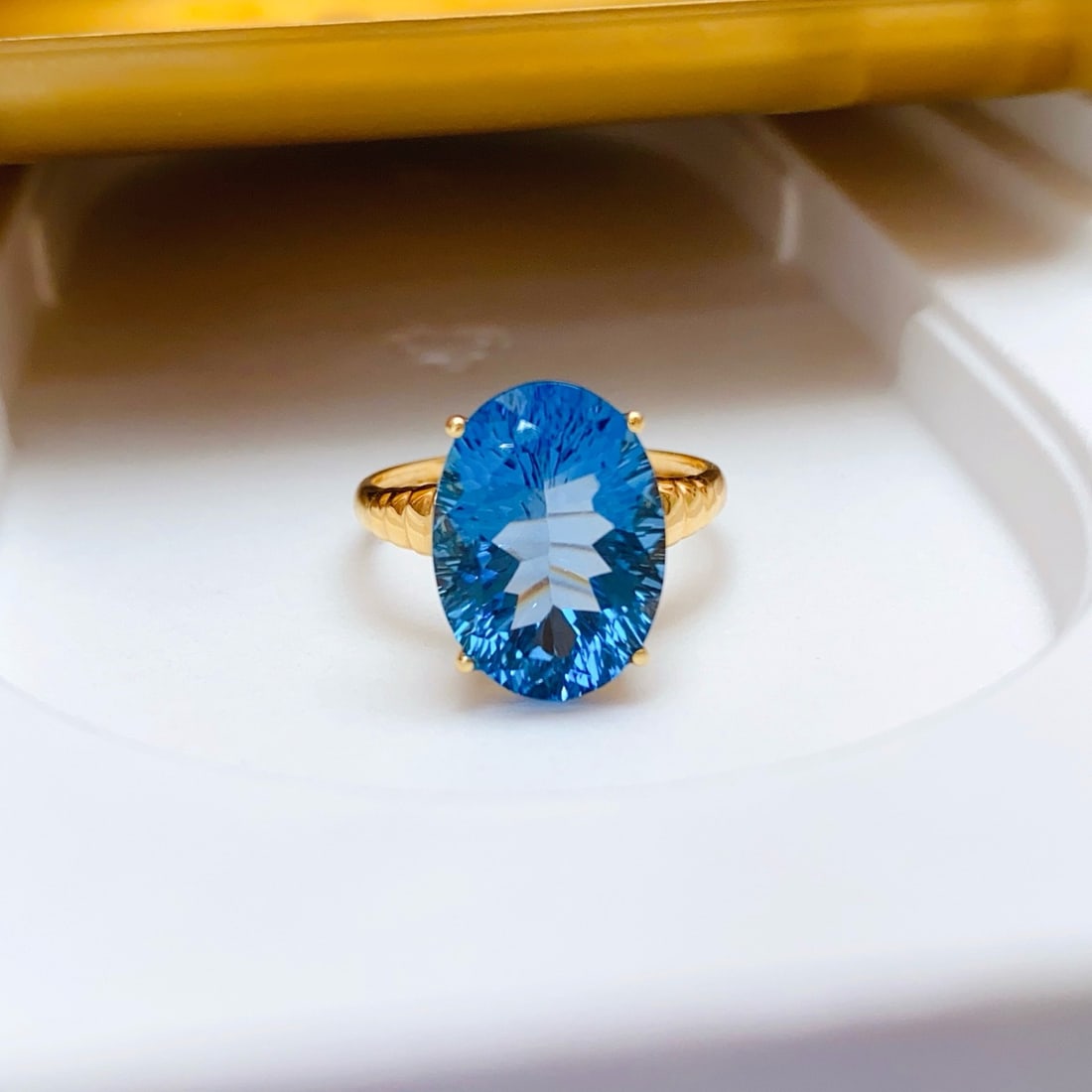 14k Gold 9.30 Ct Natural Topaz & Diamond Ring: Ref:231166102 // gold content:14k gold // ring size:7. 25us // // main gemstone:topaz // shape:oval // carat weight:9. 30ct // color:blue // treatment:natural // // adjacent gemstone 2 : diamond //