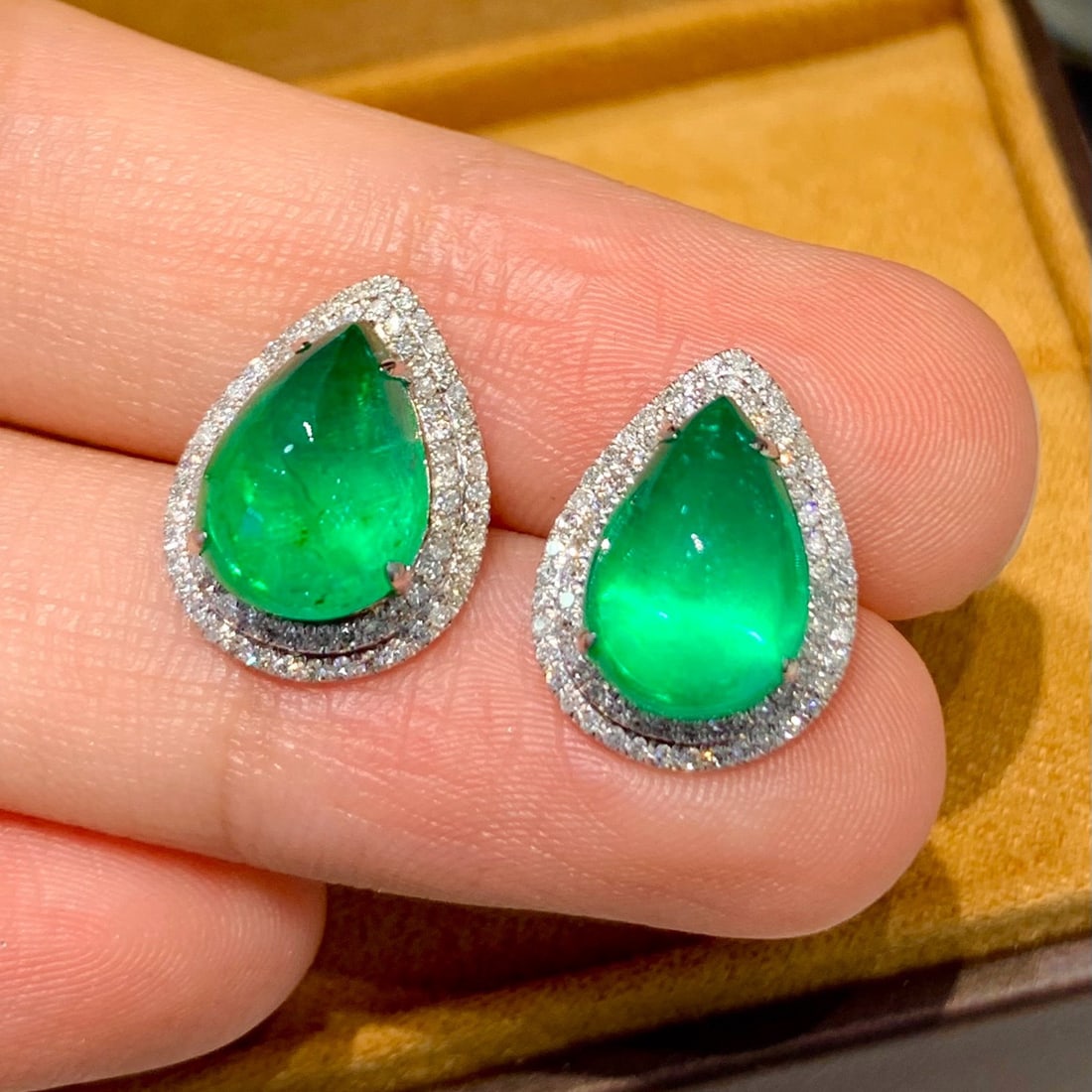 14k Gold 5.6 Ct Natural Emerald & Diamond Earrings - 3