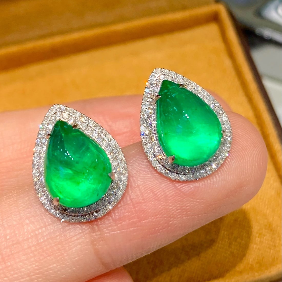 14k Gold 5.6 Ct Natural Emerald & Diamond Earrings - 4