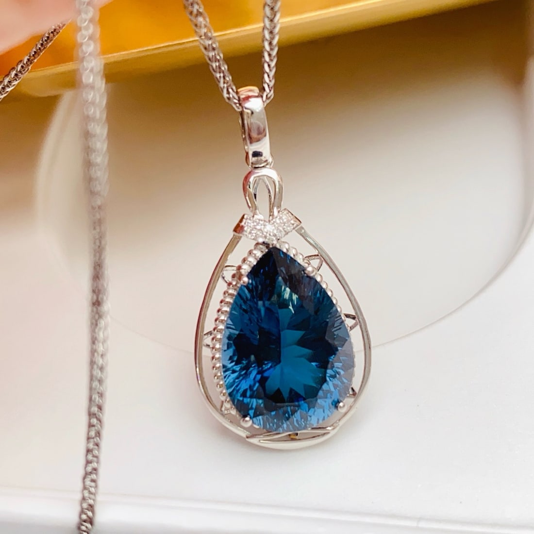 14k Gold 10.70 Ct Natural Topaz & Diamond Pendant( Without Chain ): Ref:231166157 // gold content:14k gold // main gemstone:topaz // shape:pear // carat weight:10. 70ct // color:blue // treatment:natural // // adjacent gemstone 2 : diamond // number of stones:6 //