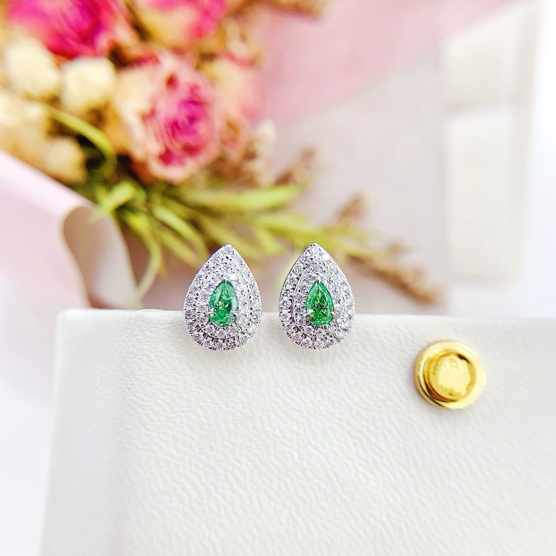 14k Gold 0.42 Ctw Natural Green Diamond & Diamond Earrings: Ref:231166175 // gold content:14k gold // main gemstone:green diamond // shape:pear // carat weight:0. 20ct // color:green // treatment:natural // // adjacent gemstone 2 : diamond // shape:round //