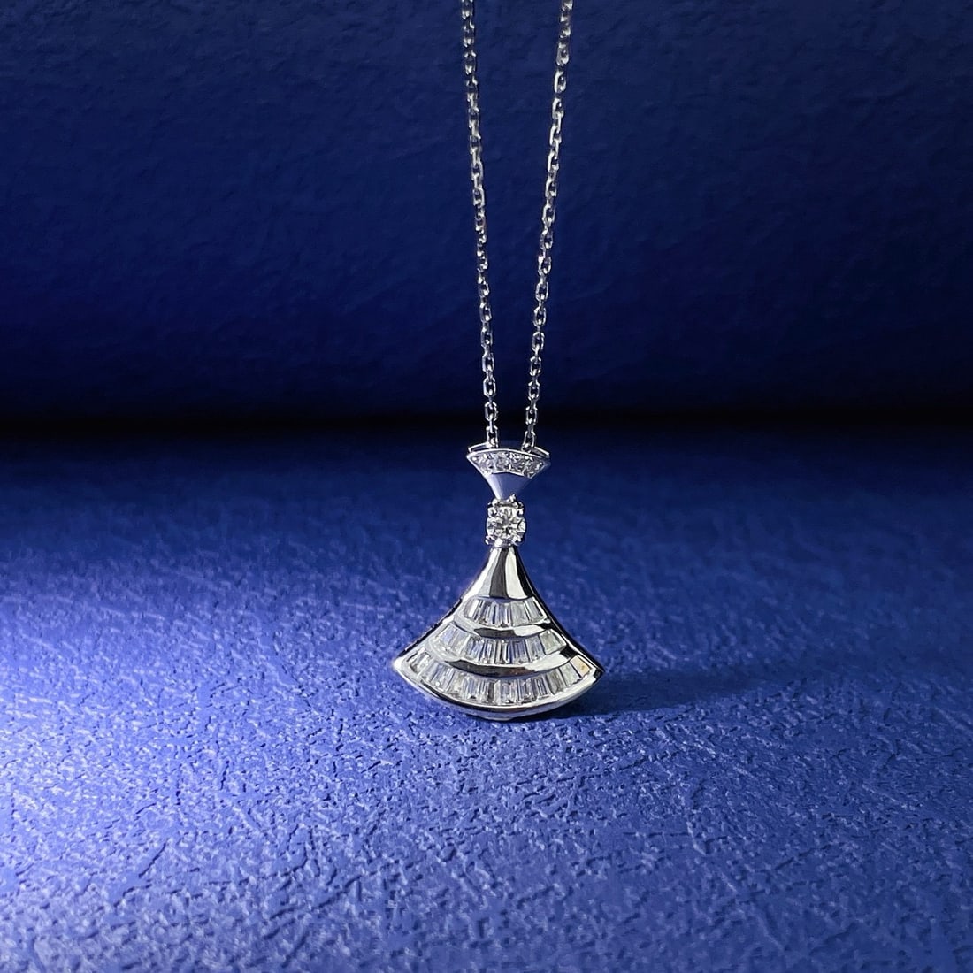 14k Gold 0.25 Ctw Natural H Diamond Necklace: Ref:231166178 // gold content:14k gold // main gemstone:diamond // shape:baguette // carat weight:0. 19ct // clarity grade:vs-si // color:h // treatment:natural // // adjacent gemstone 2 : diamond //