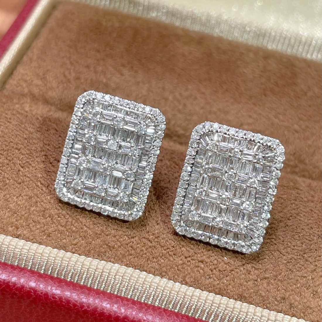 14k Gold 1.4 Ct Natural H Diamond Earrings: Ref:231166190 // gold content:14k gold // main gemstone:diamond // shape:multiple // carat weight:1. 4ct // clarity grade:vs-si // color:h // treatment:natural // Condition: New Low Estimate: 4600.00
