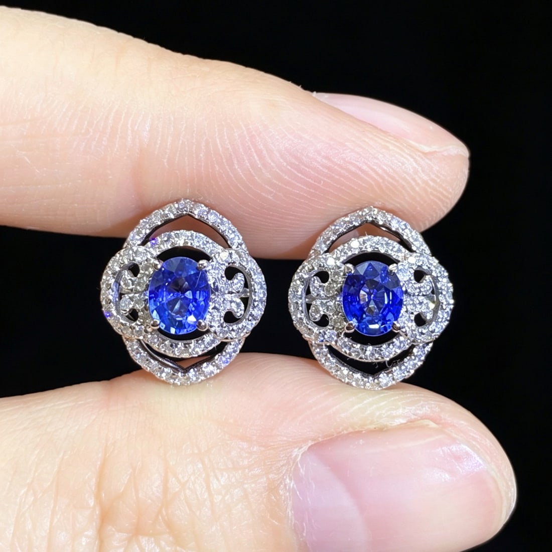 14k Gold 1.19 Ctw Natural Sapphire & Diamond Earrings: Ref:231166194 // gold content:14k gold // main gemstone:sapphire // shape:oval // carat weight:0. 88ct // color:blue // treatment:natural // // adjacent gemstone 2 : diamond // shape:round // carat