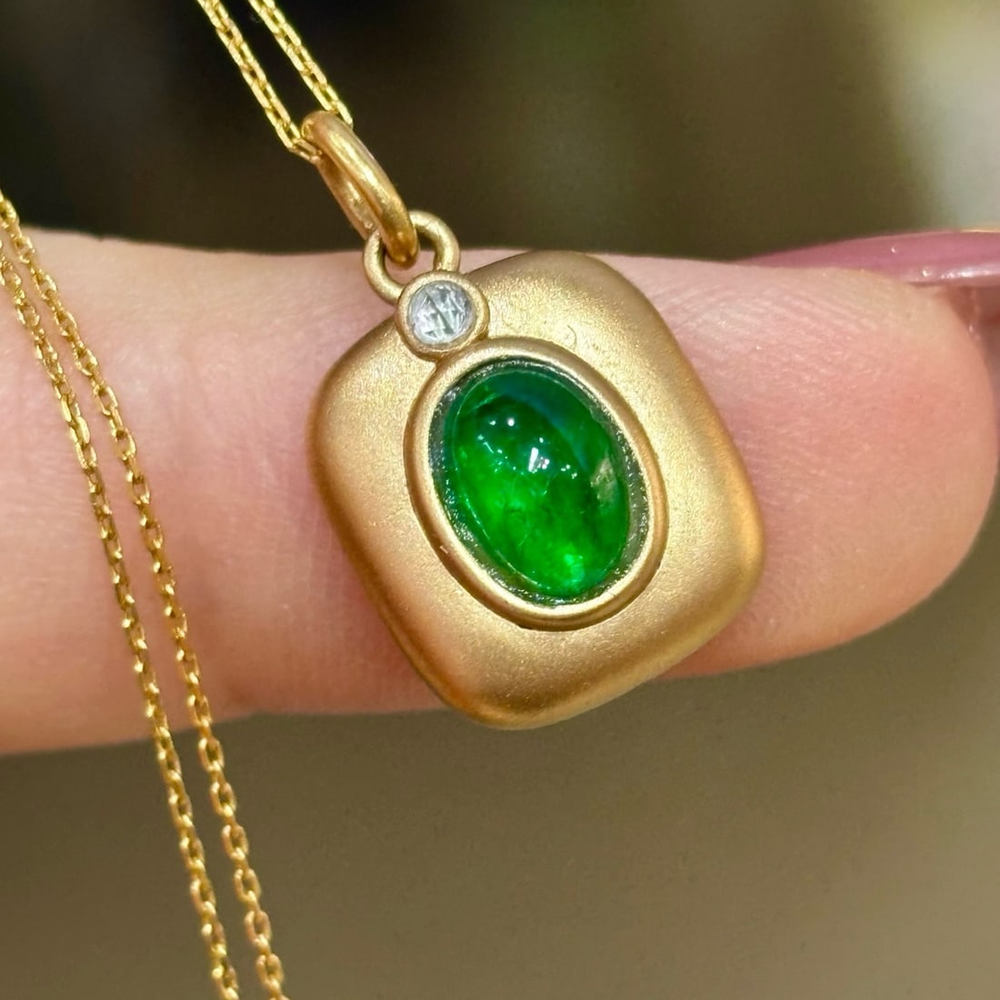 14k Gold 0.7 Ct Natural Emerald & Diamond Pendant( Without Chain ): Ref:231166197 // gold content:14k gold // main gemstone:emerald // shape:oval // carat weight:0. 7ct // color:green // treatment:natural // // adjacent gemstone 2 : diamond // shape:round // clarity