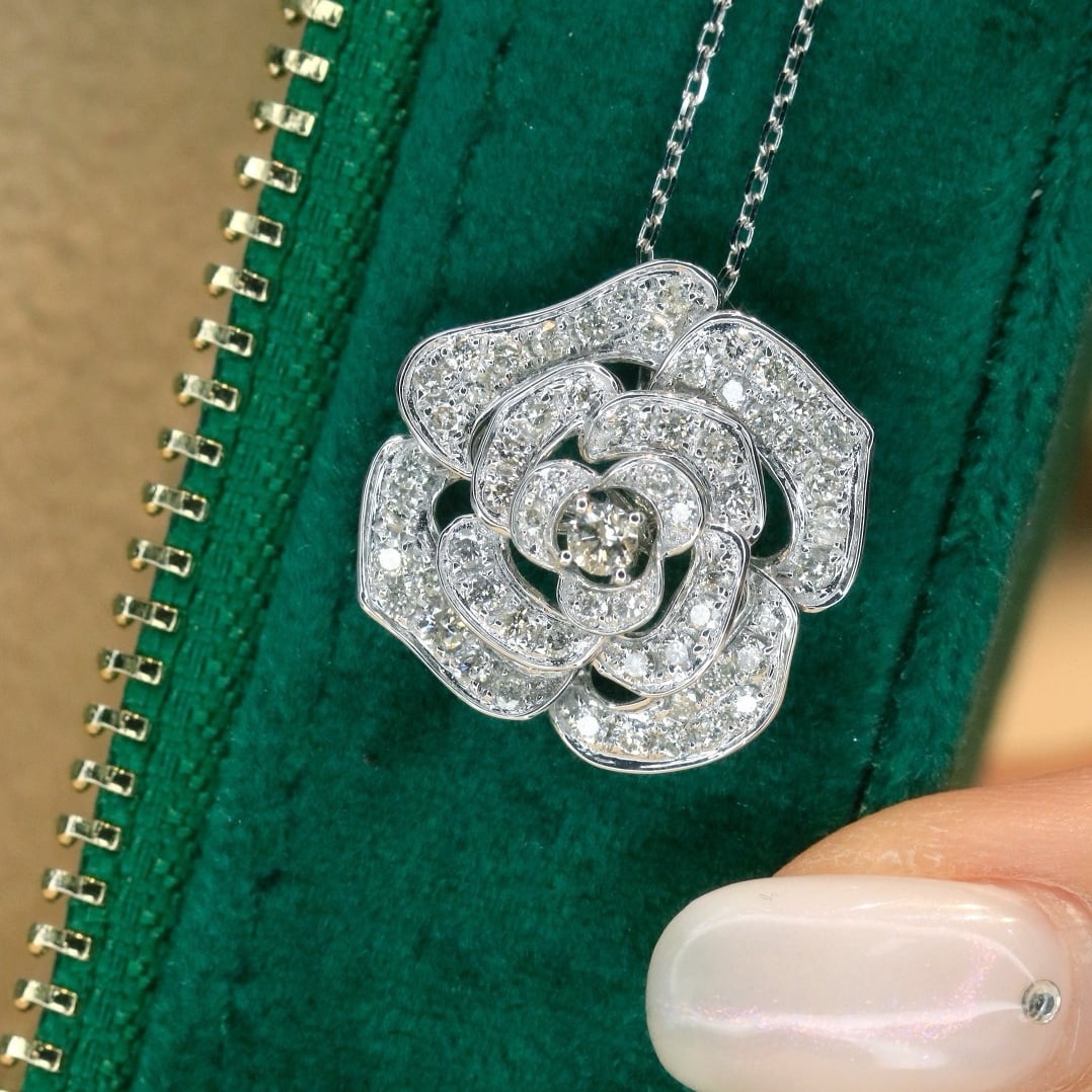 14k Gold 1 Ct Natural H Diamond & Flowers Necklace: Ref:231166208 // gold content:14k gold // main gemstone:diamond // shape:round // carat weight:1ct // clarity grade:vs-si // color:h // treatment:natural // cut grade:g // High Estimate: 4300