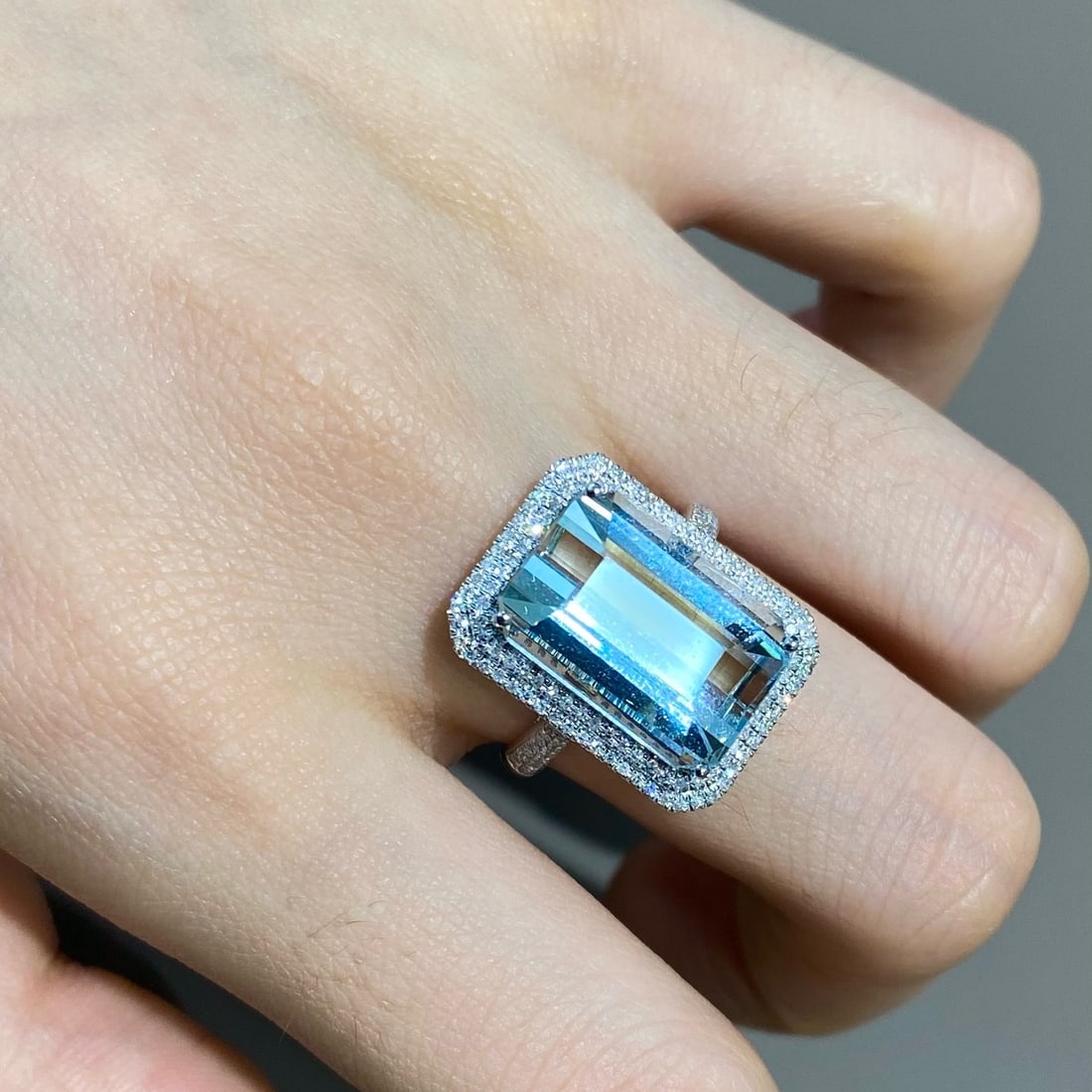 14k Gold 8.05 Ctw Natural Aquamarine & Diamond Ring - 6