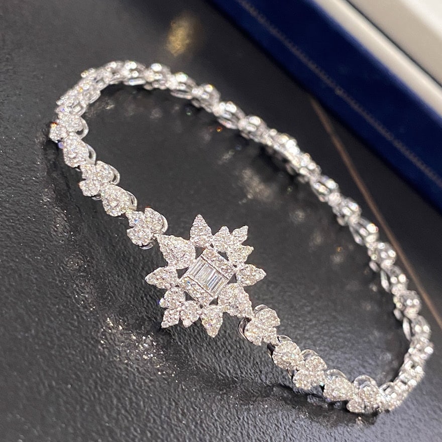 14k Gold 2 Ct Natural H Diamond Bracelet: Ref:231166214 // gold content:14k gold // main gemstone:diamond // shape:multiple // carat weight:2ct // clarity grade:vs-si // color:h // treatment:natural // Low Estimate: 7000 Condition: New High