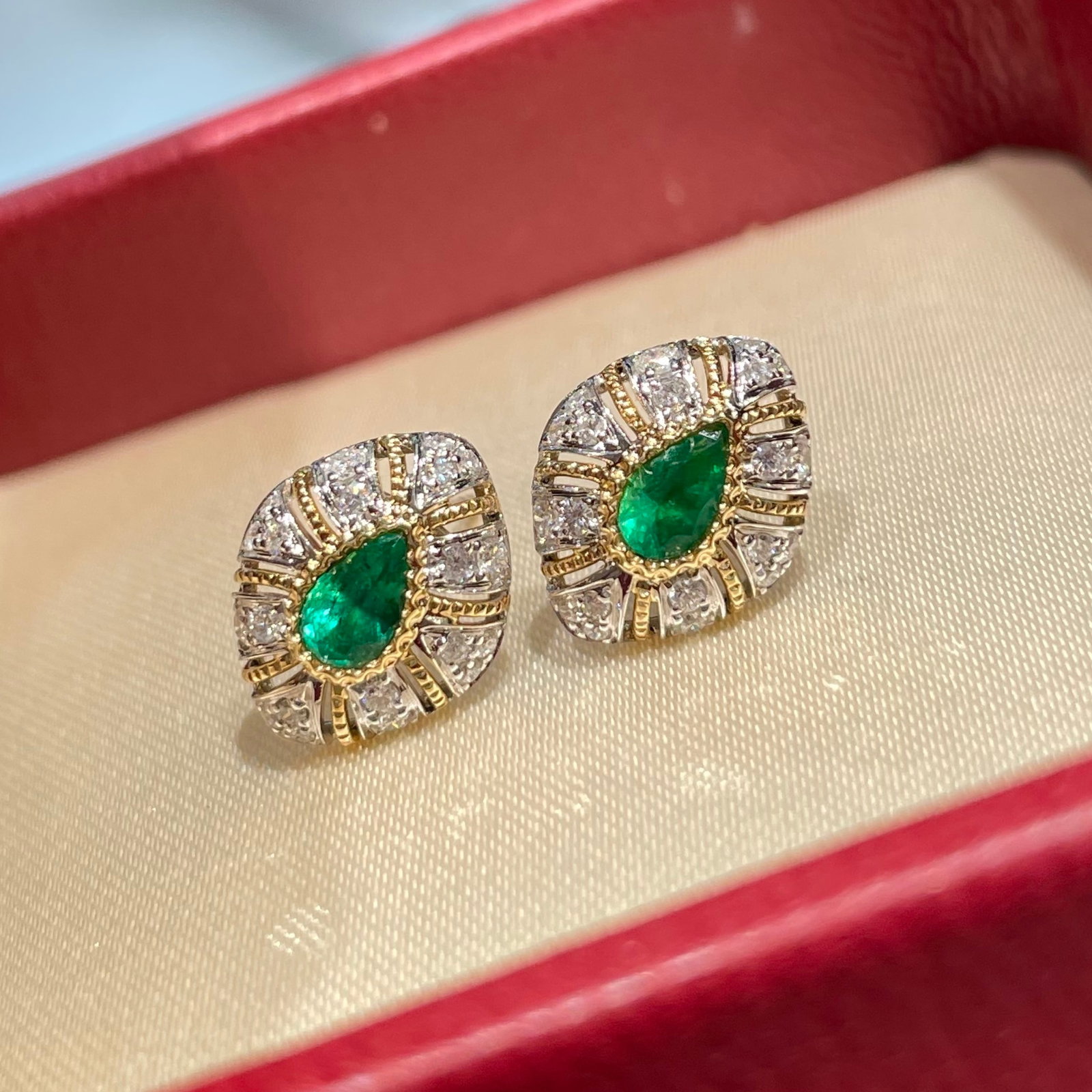 14k Gold 0.38 Ct Natural Emerald & Diamond Earrings: Ref:231166215 // gold content:14k gold // main gemstone:emerald // shape:pear // carat weight:0. 38ct // color:green // treatment:natural // // adjacent gemstone 2 : diamond // shape:round // clarity