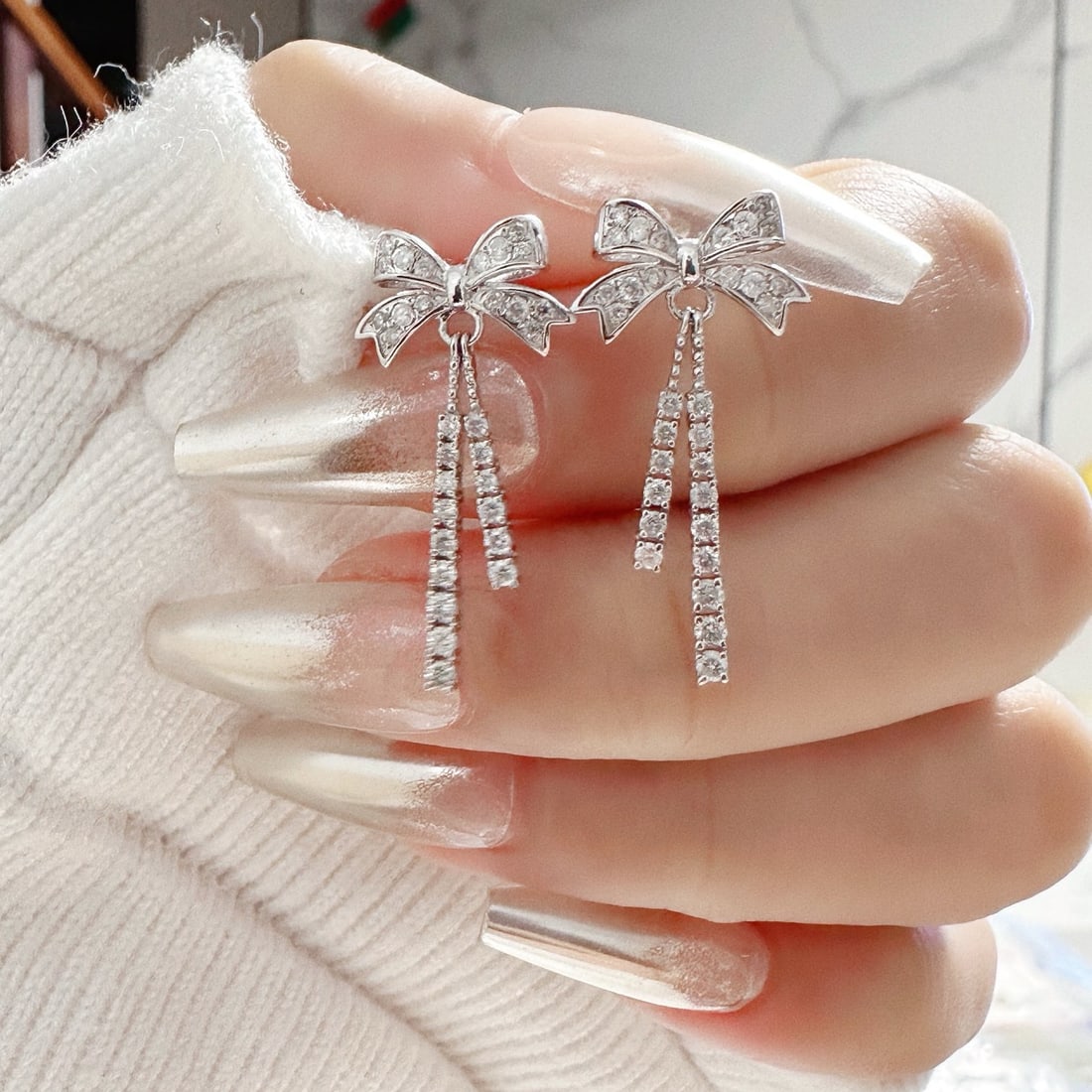 14k Gold 0.58 Ct Natural H Diamond Earrings: Ref:231166229 // gold content:14k gold // main gemstone:diamond // shape:round // carat weight:0. 58ct // clarity grade:vs-si // color:h // treatment:natural // cut grade:g // High Estimate: 3000