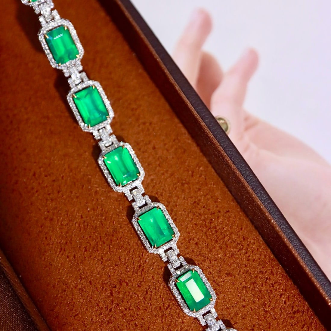 14k Gold 7.57 Ctw Natural Emerald & Diamond Bracelet: Ref:231166243 // gold content:14k gold // main gemstone:emerald // shape:octagonal // carat weight:6. 69ct // color:green // treatment:natural // // adjacent gemstone 2 : diamond // shape:round //