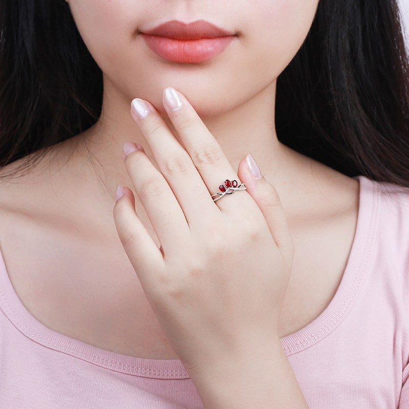 14k Gold 0.58 Ct Natural Ruby & Diamond Ring: Ref:231166252 // gold content:14k gold // ring size:7. 25us // // main gemstone:ruby // shape:oval // carat weight:0. 58ct // color:red // treatment:natural // // adjacent gemstone 2 : diamond //