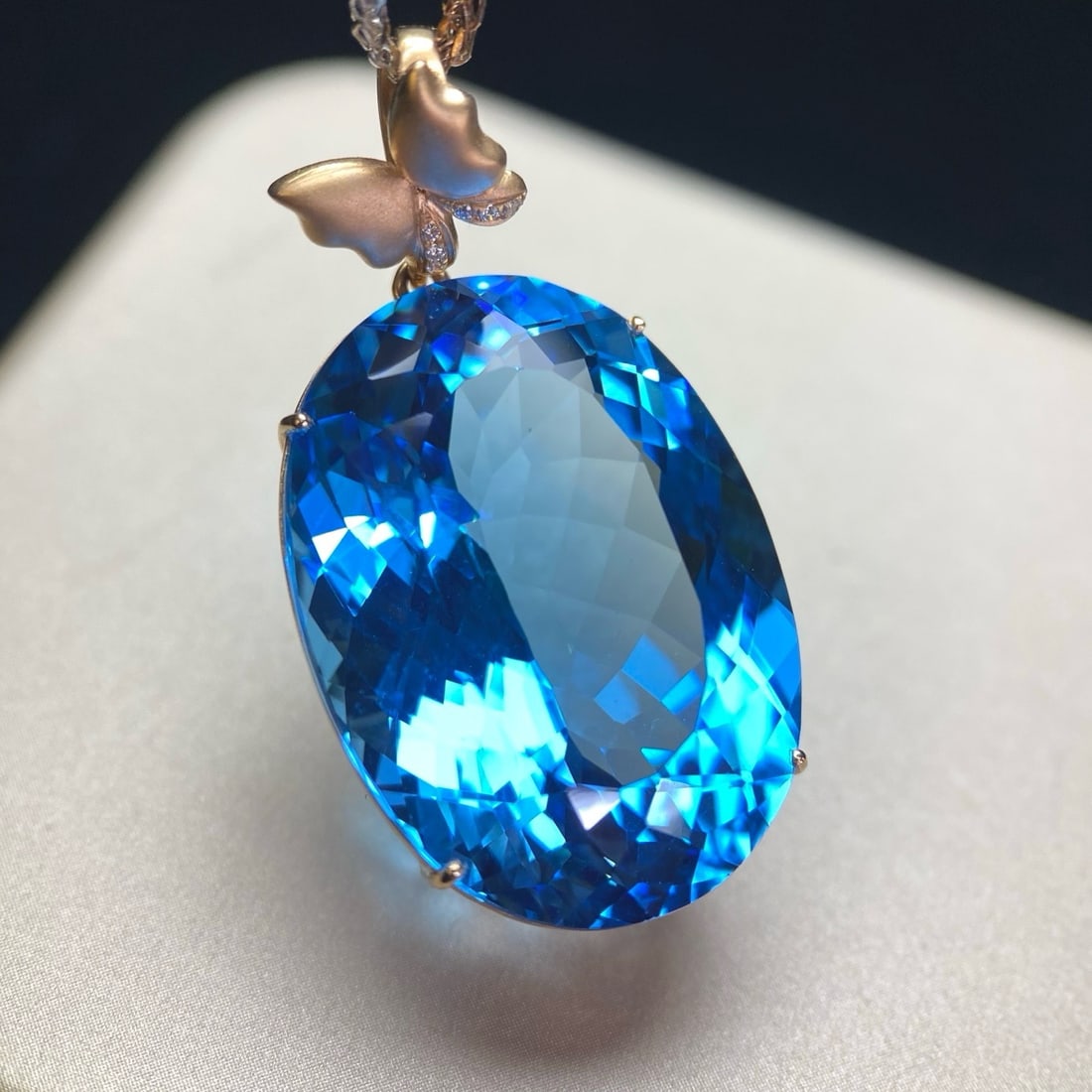 14k Gold 52.8 Ct Natural Topaz & Diamond Pendant( Without Chain ): Ref:231166258 // gold content:14k gold // main gemstone:topaz // shape:oval // carat weight:52. 8ct // color:blue // treatment:natural // // adjacent gemstone 2 : diamond // number of stones:6 // shap