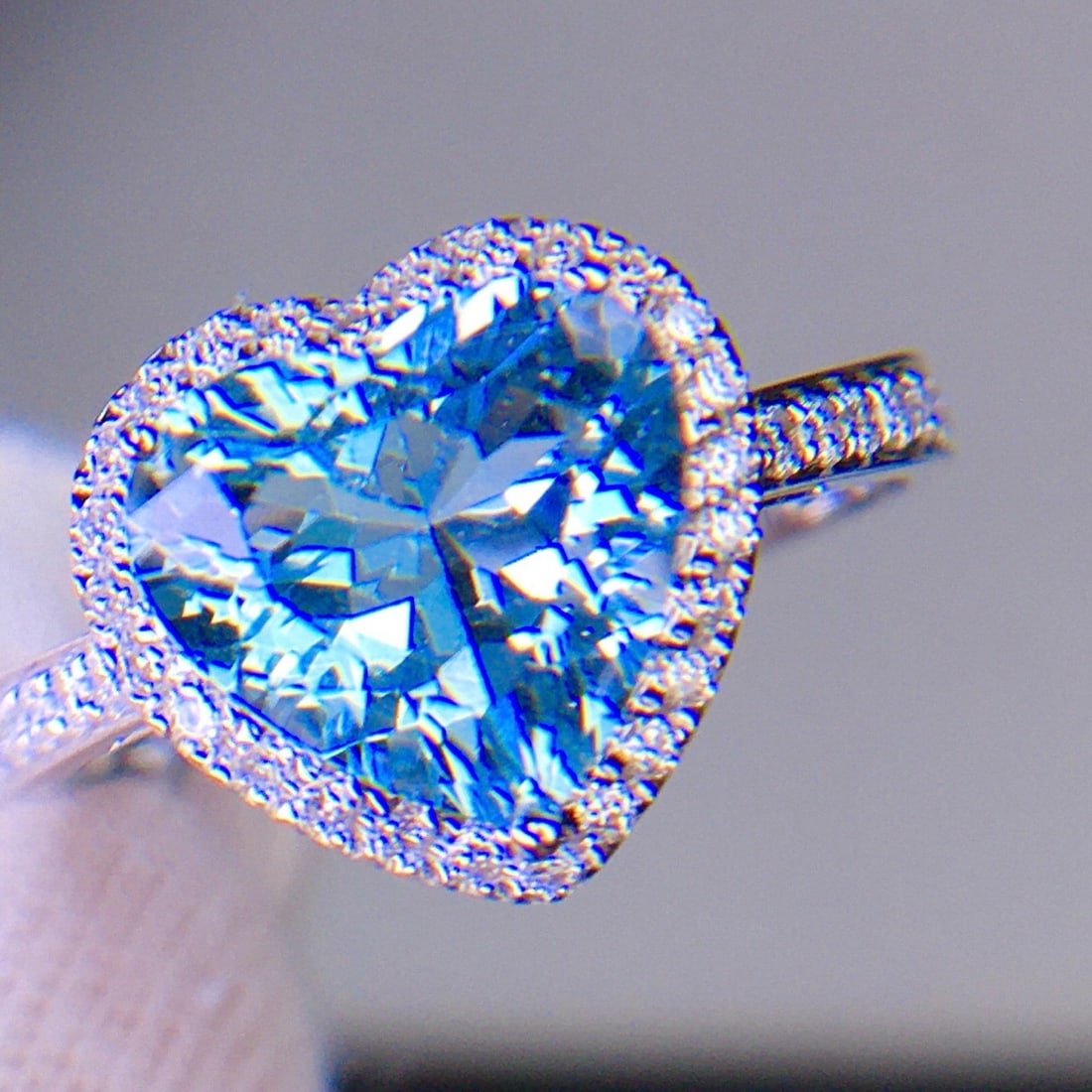 14k Gold 2.68 Ct Natural Aquamarine & Diamond Ring: Ref:231166277 // gold content:14k gold // ring size:7. 25us // // main gemstone:aquamarine // shape:heart // carat weight:2. 68ct // color:blue // treatment:natural // // adjacent gemstone 2 :