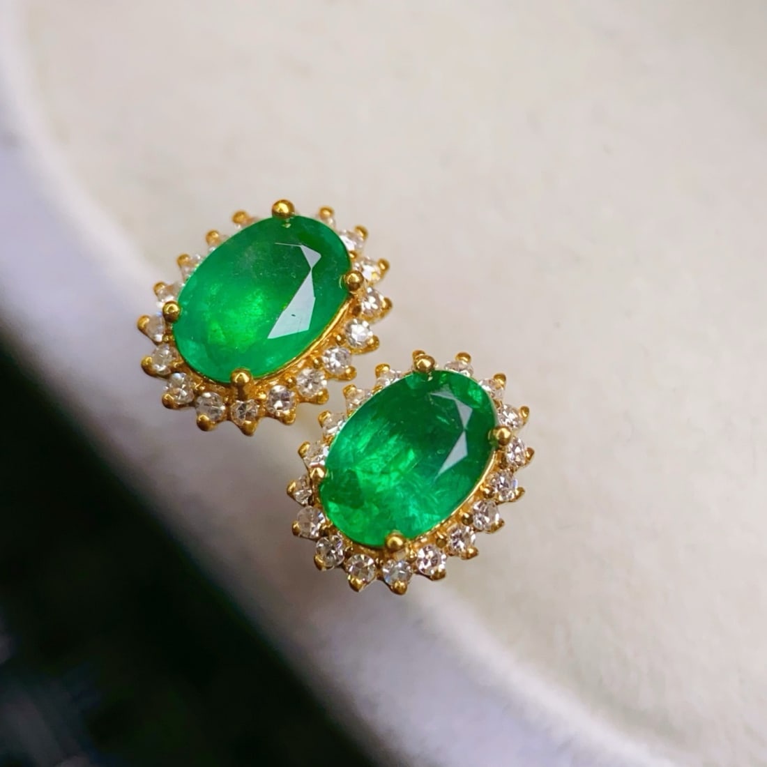 14k Gold 1.4 Ct Vivid Green Natural Emerald & Diamond Earrings: Ref:231166296 // gold content:14k gold // main gemstone:emerald // shape:oval // carat weight:1. 4ct // color:vivid green // treatment:natural // // adjacent gemstone 2 : diamond // number of