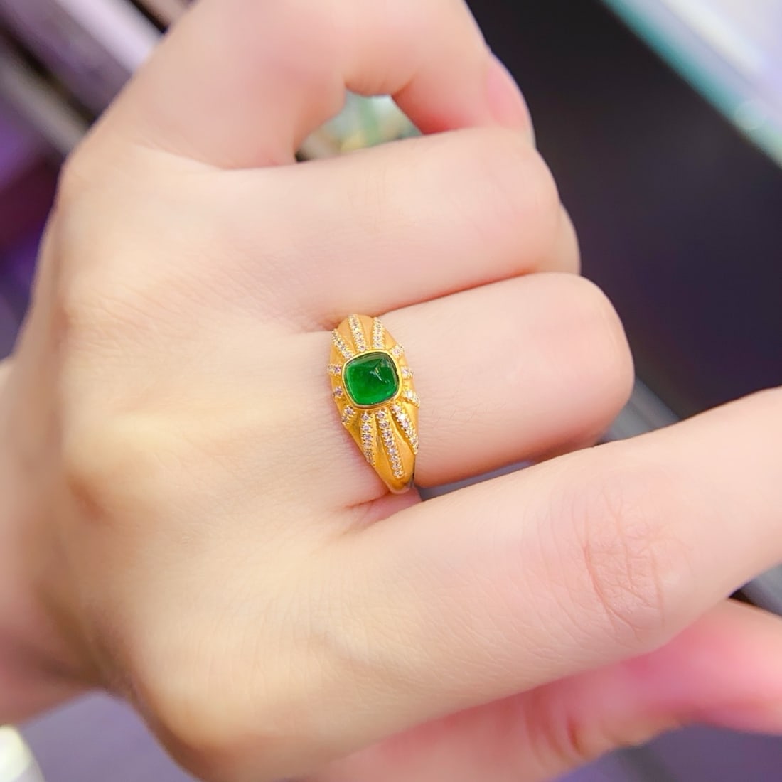 14k Gold 0.65 Ct Vivid Green Natural Emerald & Diamond Ring: Ref:231166301 // gold content:14k gold // ring size:7. 25us // // main gemstone:emerald // shape:sugar-loaf // carat weight:0. 65ct // color:vivid green // treatment:natural // // adjacent gemstone 2