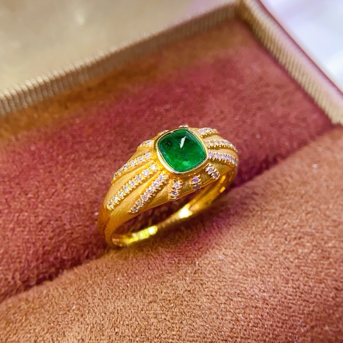 14k Gold 0.65 Ct Vivid Green Natural Emerald & Diamond Ring - 2